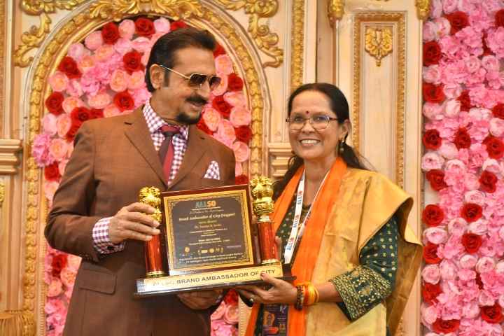 ऑलसो के ब्रांड एंबेसडर डॉ. सुनीता एन. जोशी जी को फिल्म स्टार गुलशन ग्रोवर जी के द्वारा दिल्ली में सम्मानित किया गया !