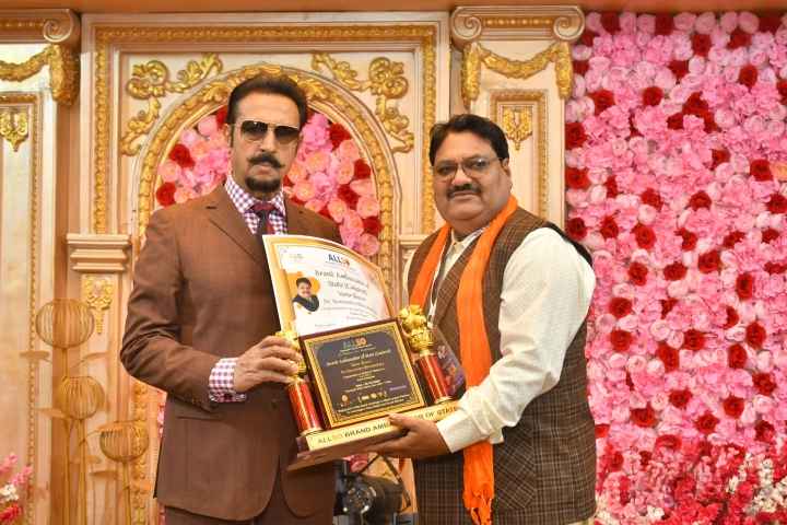 ऑलसो के ब्रांड एंबेसडर डॉ. नरेंद्र एल भेसदड़िया जी को फिल्म स्टार गुलशन ग्रोवर जी के द्वारा दिल्ली में सम्मानित किया गया !