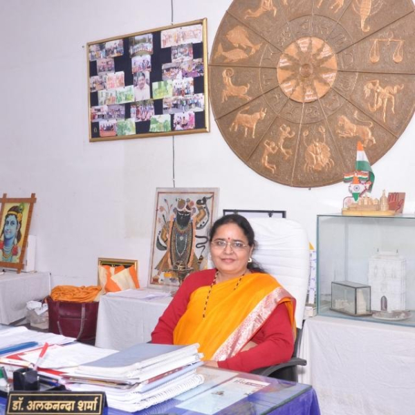 Dr. Alaknanda Sharma best astrologer in Delhi